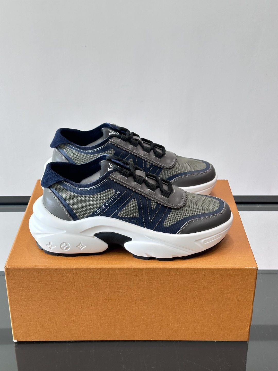👟LV 休闲男士运动鞋，网布+皮革拼接，简约又有未来感✨。厚底设计，缓震舒适，日常穿搭或长时间行走都很O