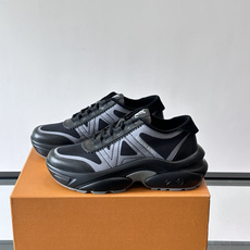 👟LV 休闲男士运动鞋,网布+皮革拼接,简约又有未来感✨。厚底设计,缓震舒适,日常穿搭或长时间行走都很O 👟LV 休闲男士运动鞋,网布+皮革拼接,简约又有未来感✨。厚底设计,缓震舒适,日常穿搭或长时间行走都很O