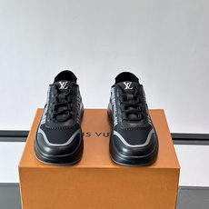 👟LV 休闲男士运动鞋,网布+皮革拼接,简约又有未来感✨。厚底设计,缓震舒适,日常穿搭或长时间行走都很O 👟LV 休闲男士运动鞋,网布+皮革拼接,简约又有未来感✨。厚底设计,缓震舒适,日常穿搭或长时间行走都很O