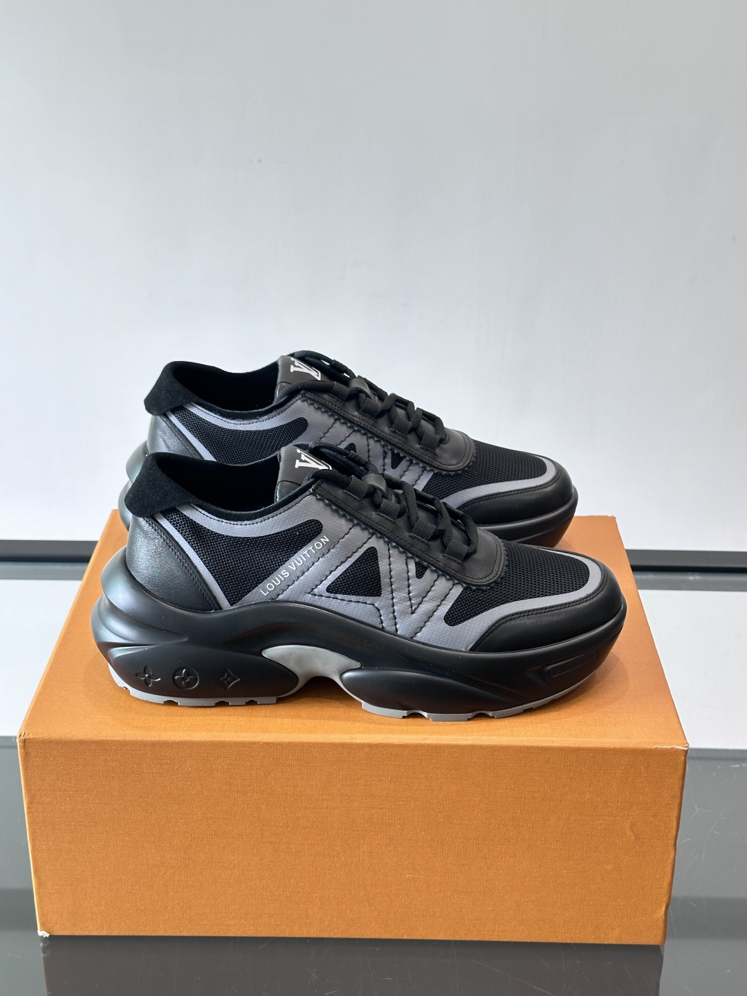 👟LV 休闲男士运动鞋，网布+皮革拼接，简约又有未来感✨。厚底设计，缓震舒适，日常穿搭或长时间行走都很O