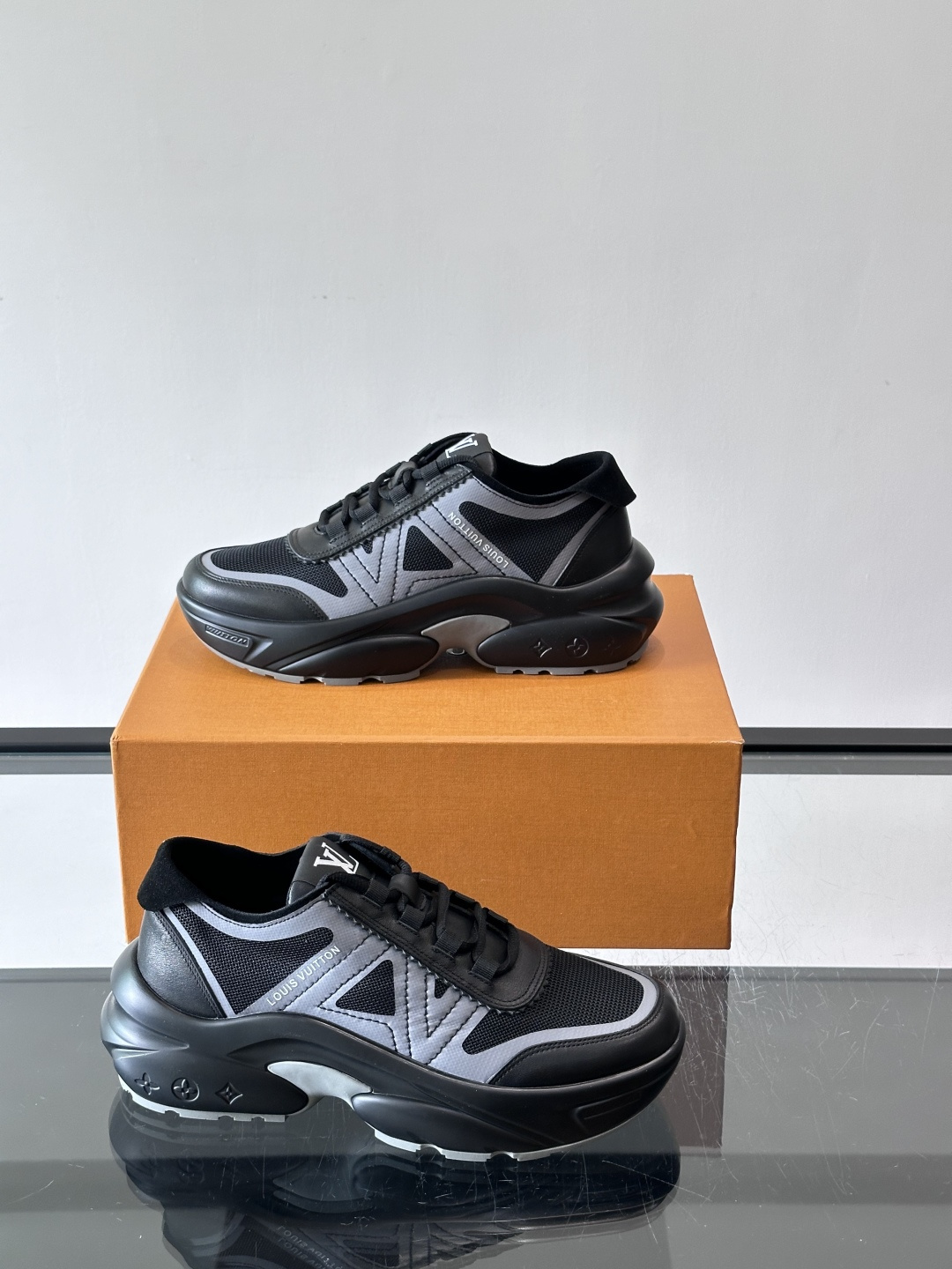 👟LV 休闲男士运动鞋,网布+皮革拼接,简约又有未来感✨。厚底设计,缓震舒适,日常穿搭或长时间行走都很O 👟LV 休闲男士运动鞋,网布+皮革拼接,简约又有未来感✨。厚底设计,缓震舒适,日常穿搭或长时间行走都很O