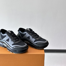 👟LV 休闲男士运动鞋,网布+皮革拼接,简约又有未来感✨。厚底设计,缓震舒适,日常穿搭或长时间行走都很O 👟LV 休闲男士运动鞋,网布+皮革拼接,简约又有未来感✨。厚底设计,缓震舒适,日常穿搭或长时间行走都很O
