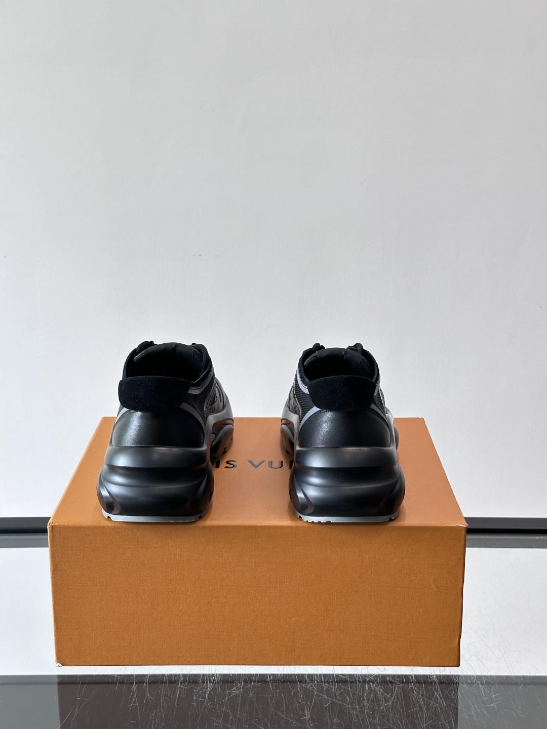 👟LV 休闲男士运动鞋,网布+皮革拼接,简约又有未来感✨。厚底设计,缓震舒适,日常穿搭或长时间行走都很O 👟LV 休闲男士运动鞋,网布+皮革拼接,简约又有未来感✨。厚底设计,缓震舒适,日常穿搭或长时间行走都很O