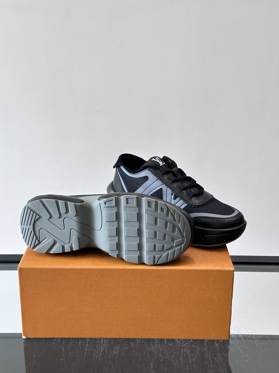👟LV 休闲男士运动鞋,网布+皮革拼接,简约又有未来感✨。厚底设计,缓震舒适,日常穿搭或长时间行走都很O 👟LV 休闲男士运动鞋,网布+皮革拼接,简约又有未来感✨。厚底设计,缓震舒适,日常穿搭或长时间行走都很O