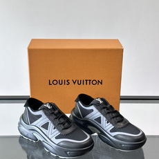 👟LV 休闲男士运动鞋,网布+皮革拼接,简约又有未来感✨。厚底设计,缓震舒适,日常穿搭或长时间行走都很O 👟LV 休闲男士运动鞋,网布+皮革拼接,简约又有未来感✨。厚底设计,缓震舒适,日常穿搭或长时间行走都很O