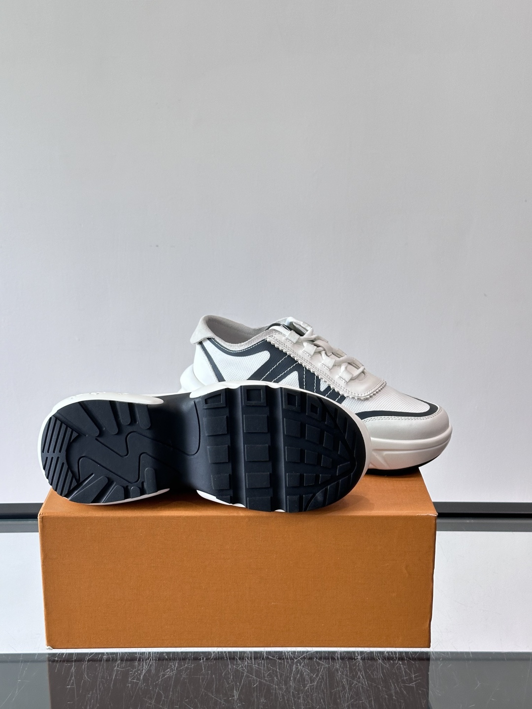 👟LV 休闲男士运动鞋,网布+皮革拼接,简约又有未来感✨。厚底设计,缓震舒适,日常穿搭或长时间行走都很O 👟LV 休闲男士运动鞋,网布+皮革拼接,简约又有未来感✨。厚底设计,缓震舒适,日常穿搭或长时间行走都很O