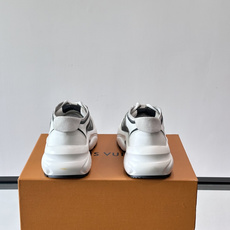 👟LV 休闲男士运动鞋,网布+皮革拼接,简约又有未来感✨。厚底设计,缓震舒适,日常穿搭或长时间行走都很O 👟LV 休闲男士运动鞋,网布+皮革拼接,简约又有未来感✨。厚底设计,缓震舒适,日常穿搭或长时间行走都很O