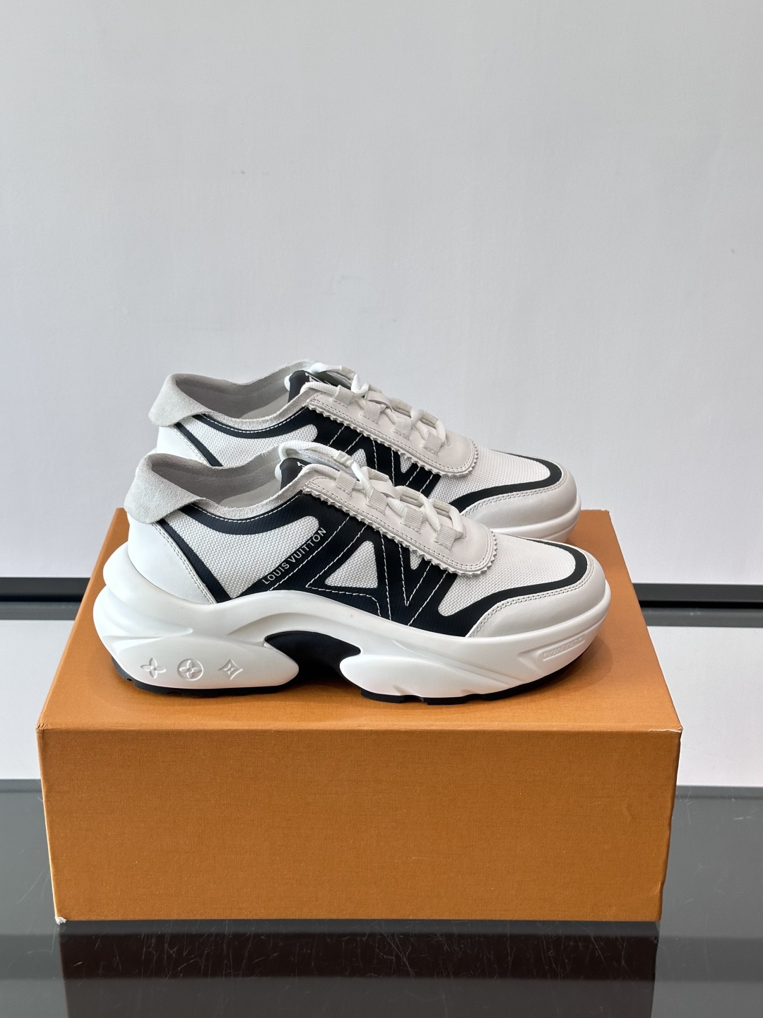 👟LV 休闲男士运动鞋，网布+皮革拼接，简约又有未来感✨。厚底设计，缓震舒适，日常穿搭或长时间行走都很O