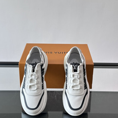 👟LV 休闲男士运动鞋,网布+皮革拼接,简约又有未来感✨。厚底设计,缓震舒适,日常穿搭或长时间行走都很O 👟LV 休闲男士运动鞋,网布+皮革拼接,简约又有未来感✨。厚底设计,缓震舒适,日常穿搭或长时间行走都很O