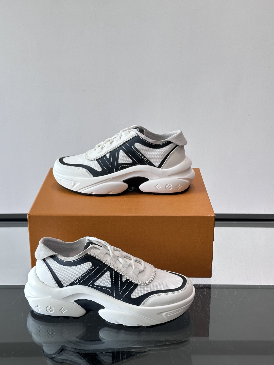 👟LV 休闲男士运动鞋,网布+皮革拼接,简约又有未来感✨。厚底设计,缓震舒适,日常穿搭或长时间行走都很O 👟LV 休闲男士运动鞋,网布+皮革拼接,简约又有未来感✨。厚底设计,缓震舒适,日常穿搭或长时间行走都很O