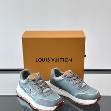 👟LV 男士休闲运动鞋,经典Monogram牛皮,细节超有质感!鞋侧LV刺绣标志,品牌辨识度满分✨。橡胶 👟LV 男士休闲运动鞋,经典Monogram牛皮,细节超有质感!鞋侧LV刺绣标志,品牌辨识度满分✨。橡胶