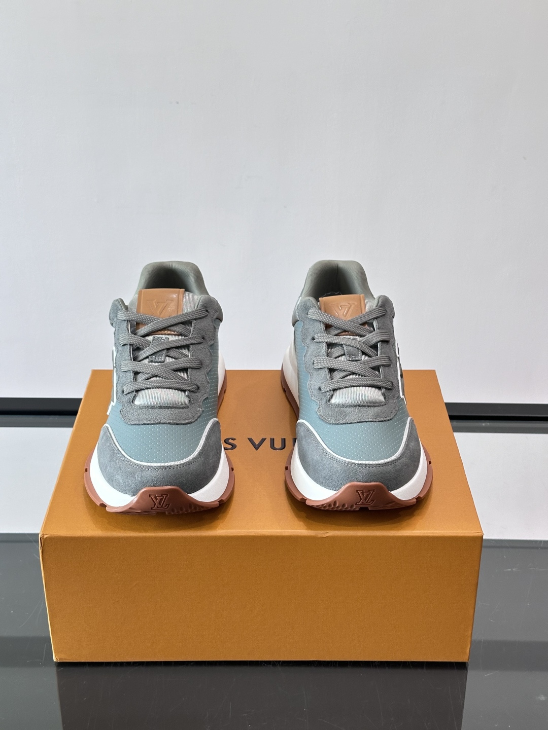 👟LV 男士休闲运动鞋,经典Monogram牛皮,细节超有质感!鞋侧LV刺绣标志,品牌辨识度满分✨。橡胶 👟LV 男士休闲运动鞋,经典Monogram牛皮,细节超有质感!鞋侧LV刺绣标志,品牌辨识度满分✨。橡胶