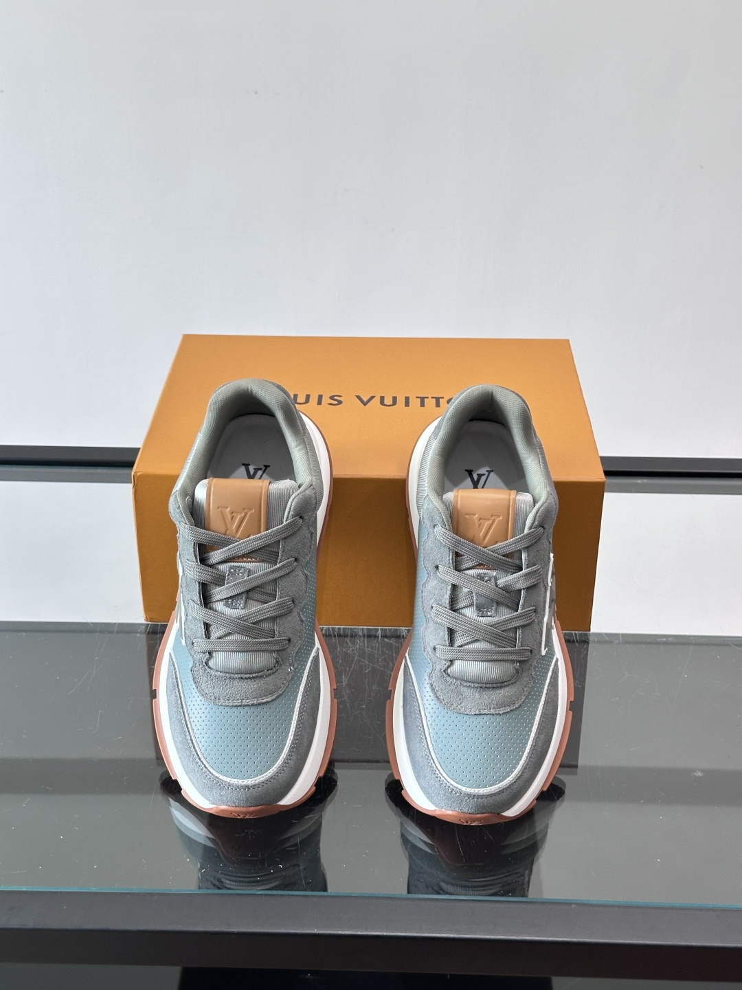 👟LV 男士休闲运动鞋,经典Monogram牛皮,细节超有质感!鞋侧LV刺绣标志,品牌辨识度满分✨。橡胶 👟LV 男士休闲运动鞋,经典Monogram牛皮,细节超有质感!鞋侧LV刺绣标志,品牌辨识度满分✨。橡胶