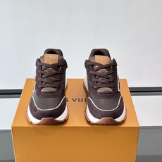 👟LV 男士休闲运动鞋,经典Monogram牛皮,细节超有质感!鞋侧LV刺绣标志,品牌辨识度满分✨。橡胶 👟LV 男士休闲运动鞋,经典Monogram牛皮,细节超有质感!鞋侧LV刺绣标志,品牌辨识度满分✨。橡胶