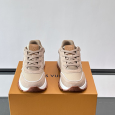 👟LV 男士休闲运动鞋,经典Monogram牛皮,细节超有质感!鞋侧LV刺绣标志,品牌辨识度满分✨。橡胶 👟LV 男士休闲运动鞋,经典Monogram牛皮,细节超有质感!鞋侧LV刺绣标志,品牌辨识度满分✨。橡胶