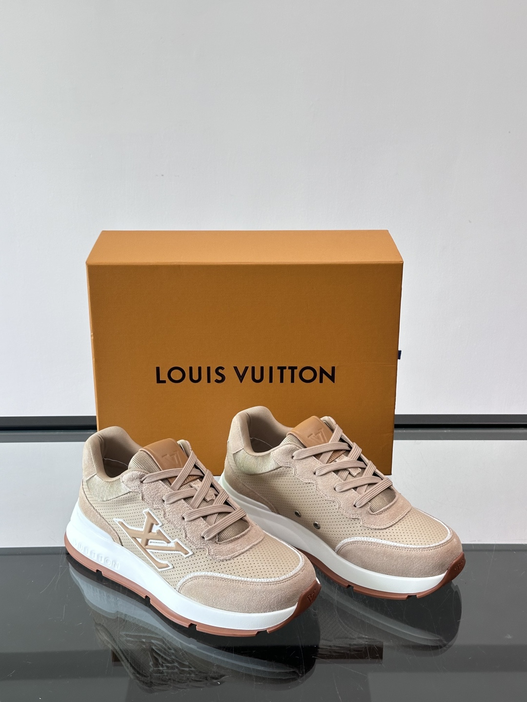 👟LV 男士休闲运动鞋,经典Monogram牛皮,细节超有质感!鞋侧LV刺绣标志,品牌辨识度满分✨。橡胶 👟LV 男士休闲运动鞋,经典Monogram牛皮,细节超有质感!鞋侧LV刺绣标志,品牌辨识度满分✨。橡胶