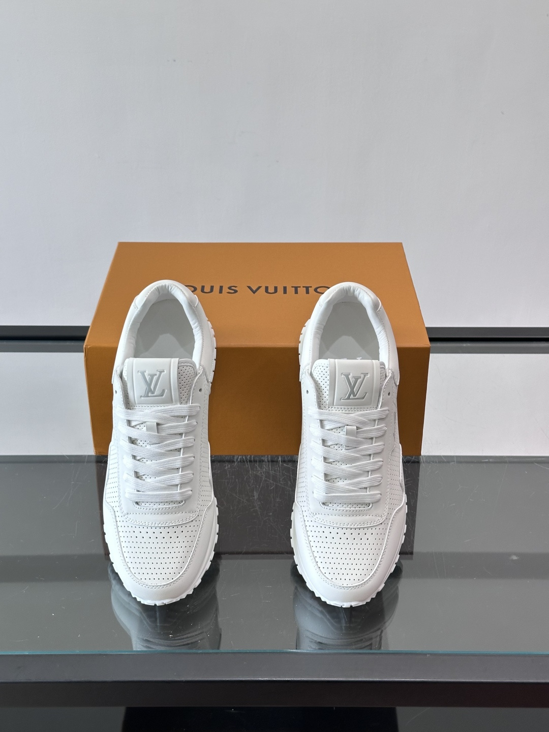 LV Run Away男士运动鞋,小牛皮面料。经Monogram图案,配色超百搭!橡胶鞋底抓地力强,穿着 LV Run Away男士运动鞋,小牛皮面料。经Monogram图案,配色超百搭!橡胶鞋底抓地力强,穿着