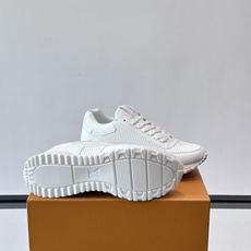 LV Run Away男士运动鞋,小牛皮面料。经Monogram图案,配色超百搭!橡胶鞋底抓地力强,穿着 LV Run Away男士运动鞋,小牛皮面料。经Monogram图案,配色超百搭!橡胶鞋底抓地力强,穿着