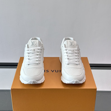 LV Run Away男士运动鞋,小牛皮面料。经Monogram图案,配色超百搭!橡胶鞋底抓地力强,穿着 LV Run Away男士运动鞋,小牛皮面料。经Monogram图案,配色超百搭!橡胶鞋底抓地力强,穿着