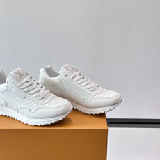 LV Run Away男士运动鞋,小牛皮面料。经Monogram图案,配色超百搭!橡胶鞋底抓地力强,穿着 LV Run Away男士运动鞋,小牛皮面料。经Monogram图案,配色超百搭!橡胶鞋底抓地力强,穿着