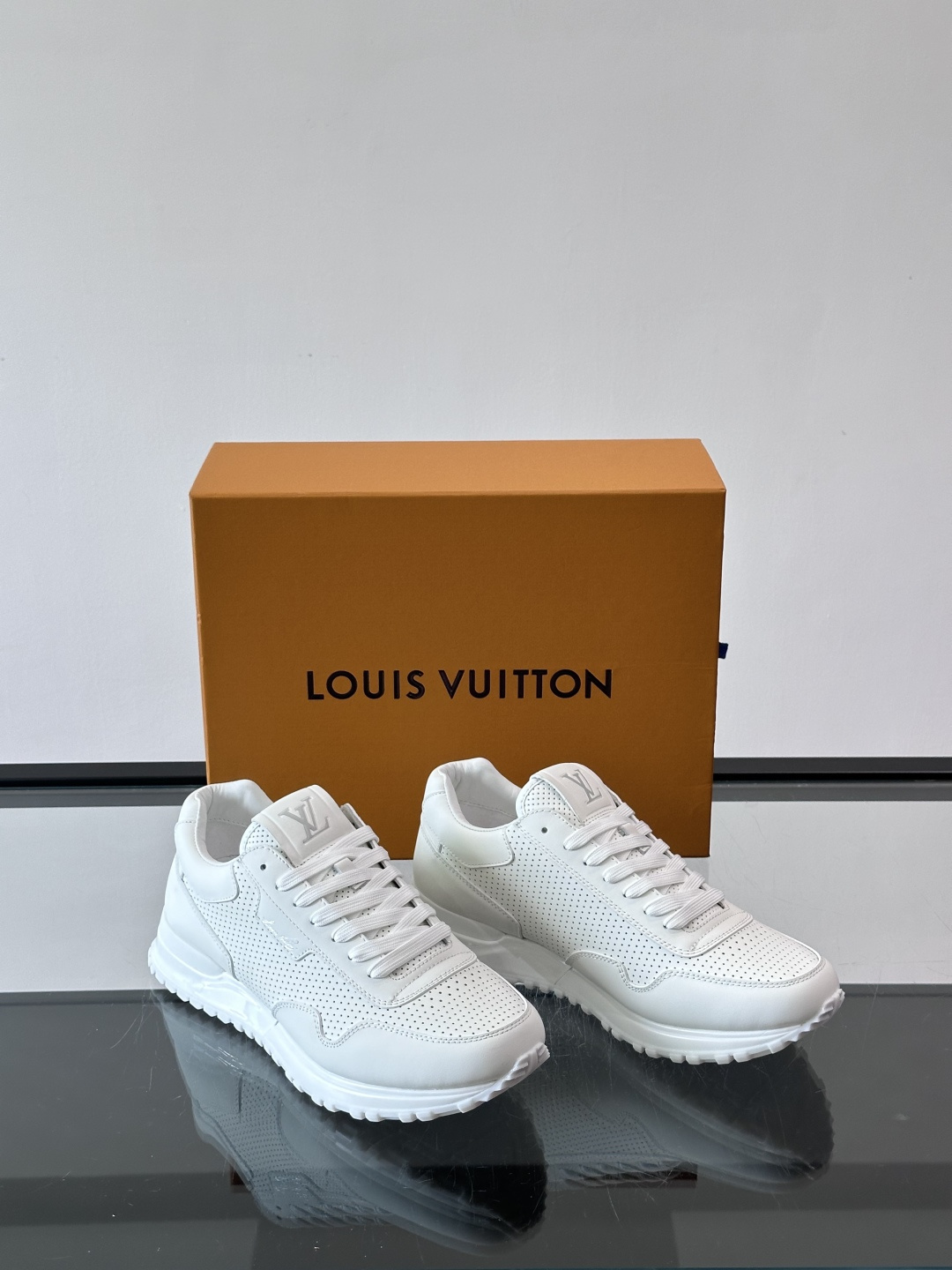 LV Run Away男士运动鞋,小牛皮面料。经Monogram图案,配色超百搭!橡胶鞋底抓地力强,穿着 LV Run Away男士运动鞋,小牛皮面料。经Monogram图案,配色超百搭!橡胶鞋底抓地力强,穿着