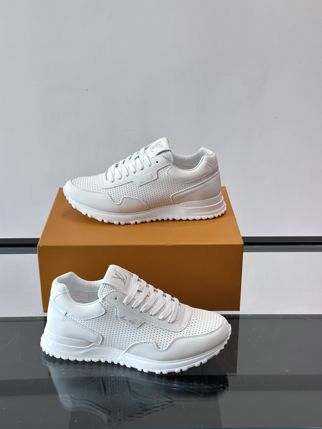 LV Run Away男士运动鞋,小牛皮面料。经Monogram图案,配色超百搭!橡胶鞋底抓地力强,穿着 LV Run Away男士运动鞋,小牛皮面料。经Monogram图案,配色超百搭!橡胶鞋底抓地力强,穿着