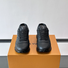 LV Run Away男士运动鞋,小牛皮面料。经Monogram图案,配色超百搭!橡胶鞋底抓地力强,穿着 LV Run Away男士运动鞋,小牛皮面料。经Monogram图案,配色超百搭!橡胶鞋底抓地力强,穿着