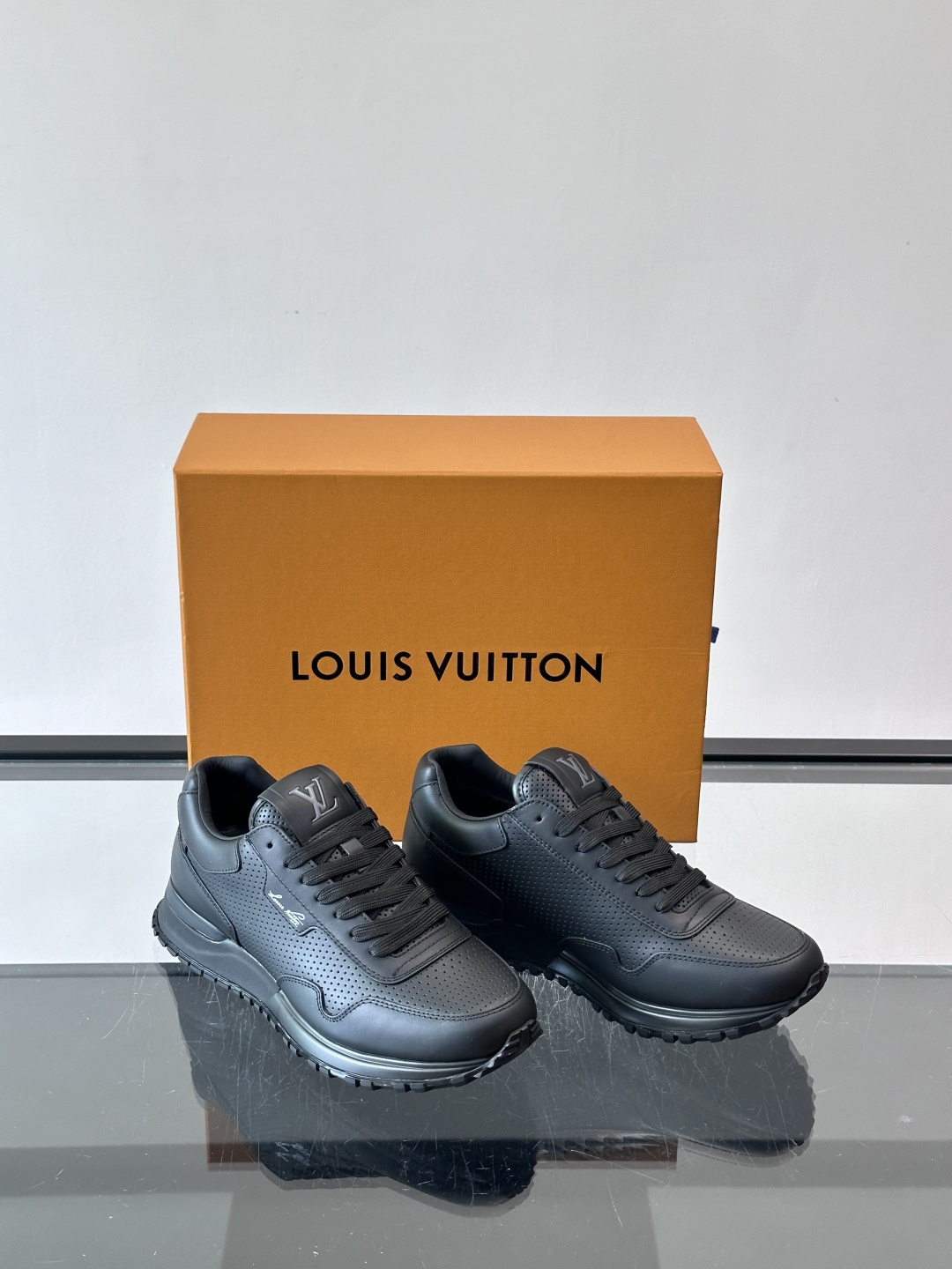 LV Run Away男士运动鞋,小牛皮面料。经Monogram图案,配色超百搭!橡胶鞋底抓地力强,穿着 LV Run Away男士运动鞋,小牛皮面料。经Monogram图案,配色超百搭!橡胶鞋底抓地力强,穿着