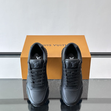 LV Run Away男士运动鞋,小牛皮面料。经Monogram图案,配色超百搭!橡胶鞋底抓地力强,穿着 LV Run Away男士运动鞋,小牛皮面料。经Monogram图案,配色超百搭!橡胶鞋底抓地力强,穿着