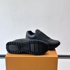LV Run Away男士运动鞋,小牛皮面料。经Monogram图案,配色超百搭!橡胶鞋底抓地力强,穿着 LV Run Away男士运动鞋,小牛皮面料。经Monogram图案,配色超百搭!橡胶鞋底抓地力强,穿着