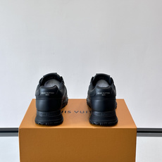 LV Run Away男士运动鞋,小牛皮面料。经Monogram图案,配色超百搭!橡胶鞋底抓地力强,穿着 LV Run Away男士运动鞋,小牛皮面料。经Monogram图案,配色超百搭!橡胶鞋底抓地力强,穿着