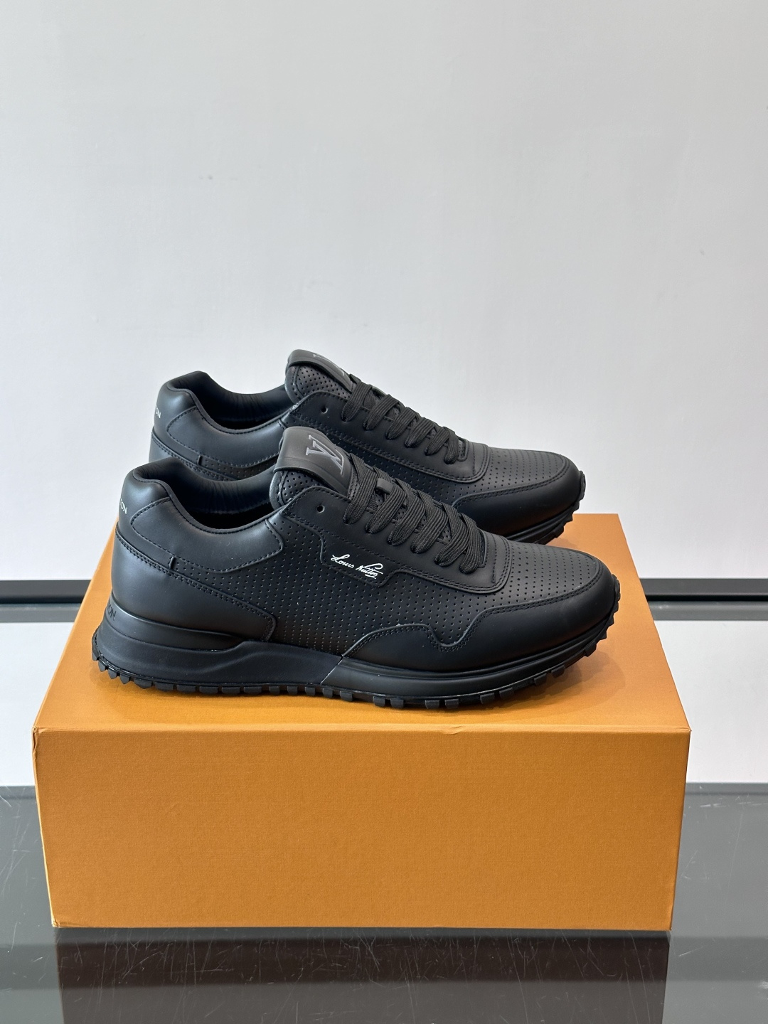 NO:853202,LV Run Away men's sneakers, made of calfskin material. Monogram pattern, super versatile color matching!  The rubber sole has strong grip and is comfortable to wear. It is OK for daily leisure or light sports. Retro shoe style + modern technology, fashionable and practical, a must-have for autumn and winter Maillard style, easily enhances the sense of style, size39-44 (customized at 38.45.46), louis vuitton, sneakers, cowhide19860909LV Run Away男士运动鞋,小牛皮面料.经Monogram图案,配色超百搭！橡胶鞋底抓地力强,穿着舒适,日常休闲或轻运动都OK.复古鞋型+现代工艺,时尚又实用,秋冬美拉德风穿搭必备,轻松提升造型感 ,size39-44（38.45.46定制）,,louis vuitton,sneakers,cowhide,Men's shoes