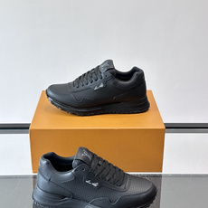 LV Run Away男士运动鞋,小牛皮面料。经Monogram图案,配色超百搭!橡胶鞋底抓地力强,穿着 LV Run Away男士运动鞋,小牛皮面料。经Monogram图案,配色超百搭!橡胶鞋底抓地力强,穿着