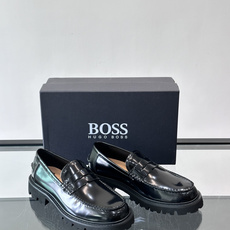 Boss男士乐福鞋,牛皮材质,质感细腻又耐用。厚底橡胶设计,防滑耐磨,日常通勤或商务休闲都很适合👞。经典 Boss男士乐福鞋,牛皮材质,质感细腻又耐用。厚底橡胶设计,防滑耐磨,日常通勤或商务休闲都很适合👞。经典