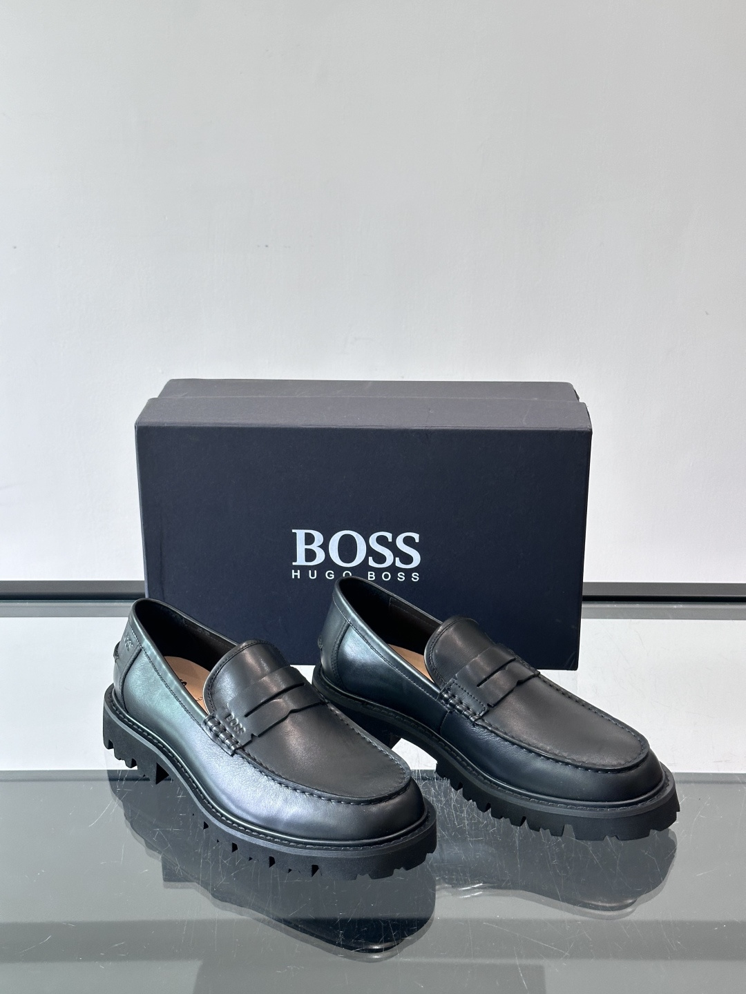 Boss男士乐福鞋,牛皮材质,质感细腻又耐用。厚底橡胶设计,防滑耐磨,日常通勤或商务休闲都很适合👞。经典 Boss男士乐福鞋,牛皮材质,质感细腻又耐用。厚底橡胶设计,防滑耐磨,日常通勤或商务休闲都很适合👞。经典