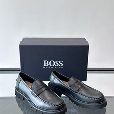 Boss男士乐福鞋,牛皮材质,质感细腻又耐用。厚底橡胶设计,防滑耐磨,日常通勤或商务休闲都很适合👞。经典 Boss男士乐福鞋,牛皮材质,质感细腻又耐用。厚底橡胶设计,防滑耐磨,日常通勤或商务休闲都很适合👞。经典