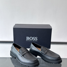 Boss男士乐福鞋,牛皮材质,质感细腻又耐用。厚底橡胶设计,防滑耐磨,日常通勤或商务休闲都很适合👞。经典 Boss男士乐福鞋,牛皮材质,质感细腻又耐用。厚底橡胶设计,防滑耐磨,日常通勤或商务休闲都很适合👞。经典