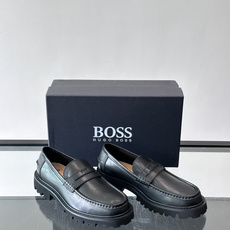 Boss男士乐福鞋,牛皮材质,质感细腻又耐用。厚底橡胶设计,防滑耐磨,日常通勤或商务休闲都很适合👞。经典 Boss男士乐福鞋,牛皮材质,质感细腻又耐用。厚底橡胶设计,防滑耐磨,日常通勤或商务休闲都很适合👞。经典