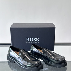 Boss男士乐福鞋,牛皮材质,质感细腻又耐用。厚底橡胶设计,防滑耐磨,日常通勤或商务休闲都很适合👞。经典 Boss男士乐福鞋,牛皮材质,质感细腻又耐用。厚底橡胶设计,防滑耐磨,日常通勤或商务休闲都很适合👞。经典