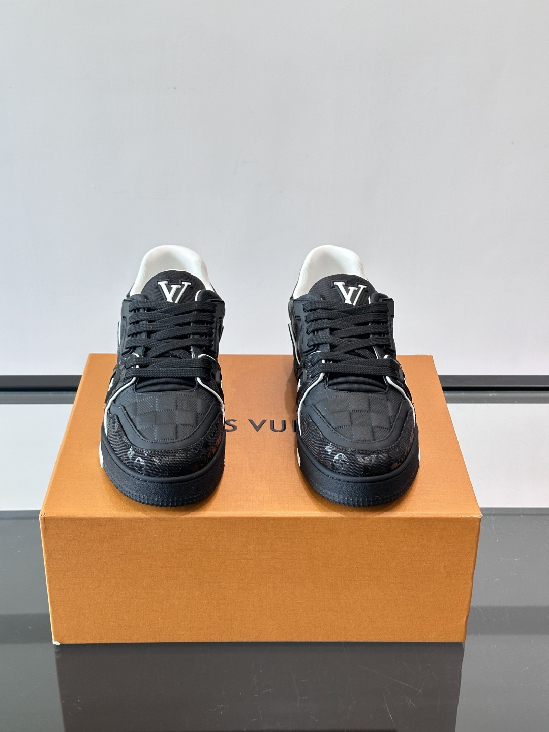 LV Trainer休闲鞋🐼颜色拼接超有辨识度!鞋面是Monogram压纹皮革+牛仔布,质感满分又耐 LV Trainer休闲鞋🐼颜色拼接超有辨识度!鞋面是Monogram压纹皮革+牛仔布,质感满分又耐