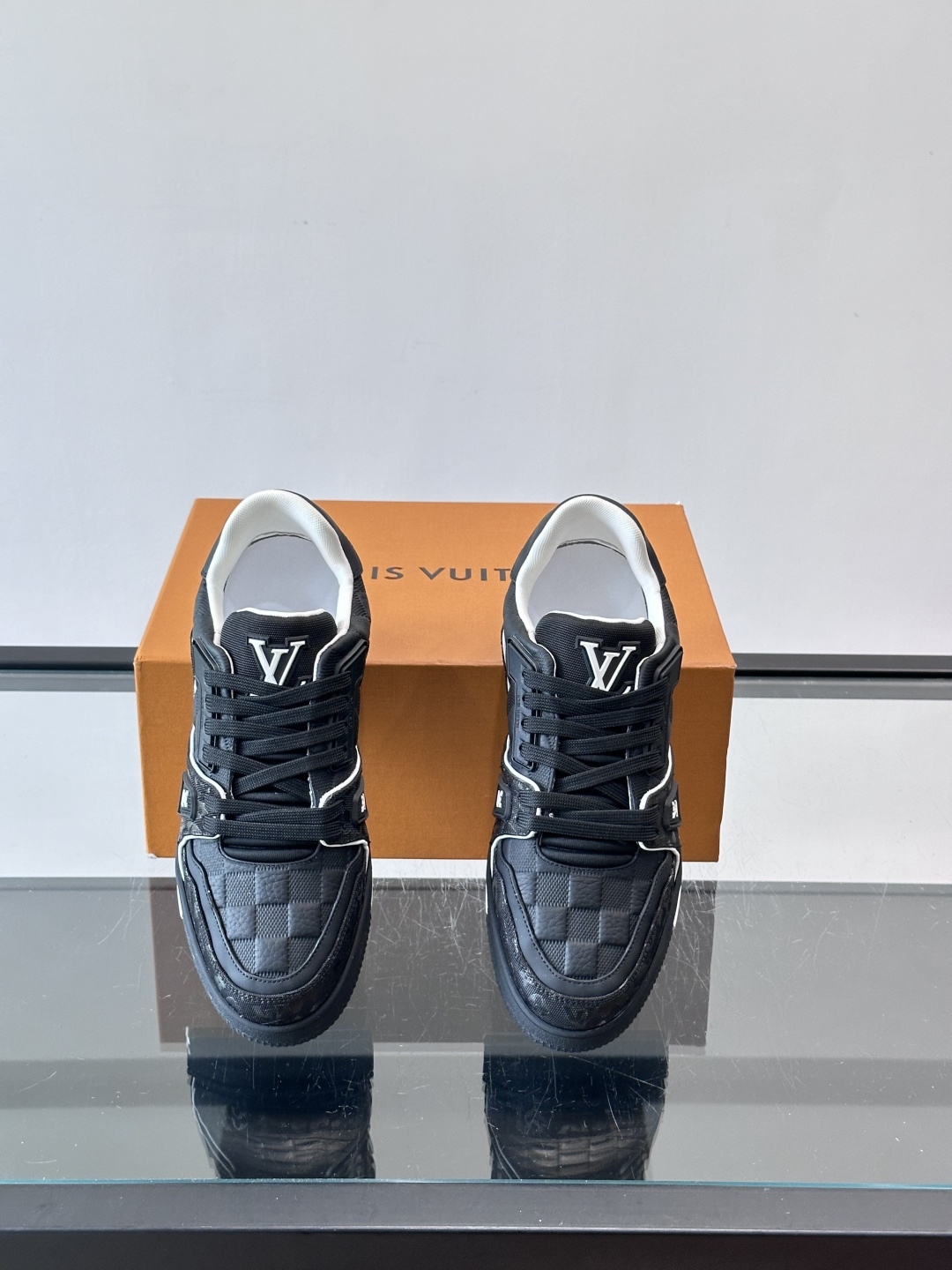 LV Trainer休闲鞋🐼颜色拼接超有辨识度!鞋面是Monogram压纹皮革+牛仔布,质感满分又耐 LV Trainer休闲鞋🐼颜色拼接超有辨识度!鞋面是Monogram压纹皮革+牛仔布,质感满分又耐