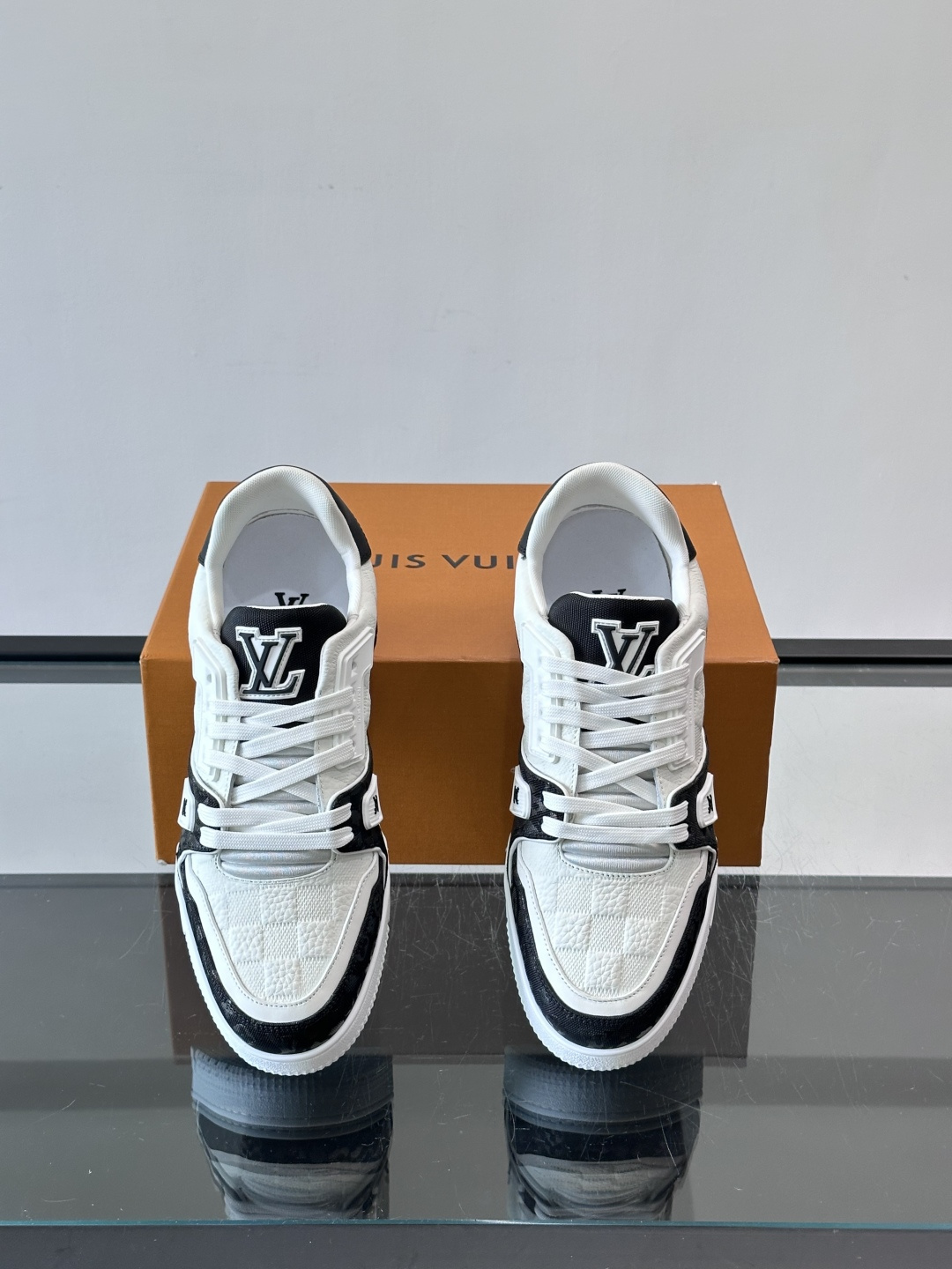 LV Trainer休闲鞋🐼颜色拼接超有辨识度!鞋面是Monogram压纹皮革+牛仔布,质感满分又耐 LV Trainer休闲鞋🐼颜色拼接超有辨识度!鞋面是Monogram压纹皮革+牛仔布,质感满分又耐