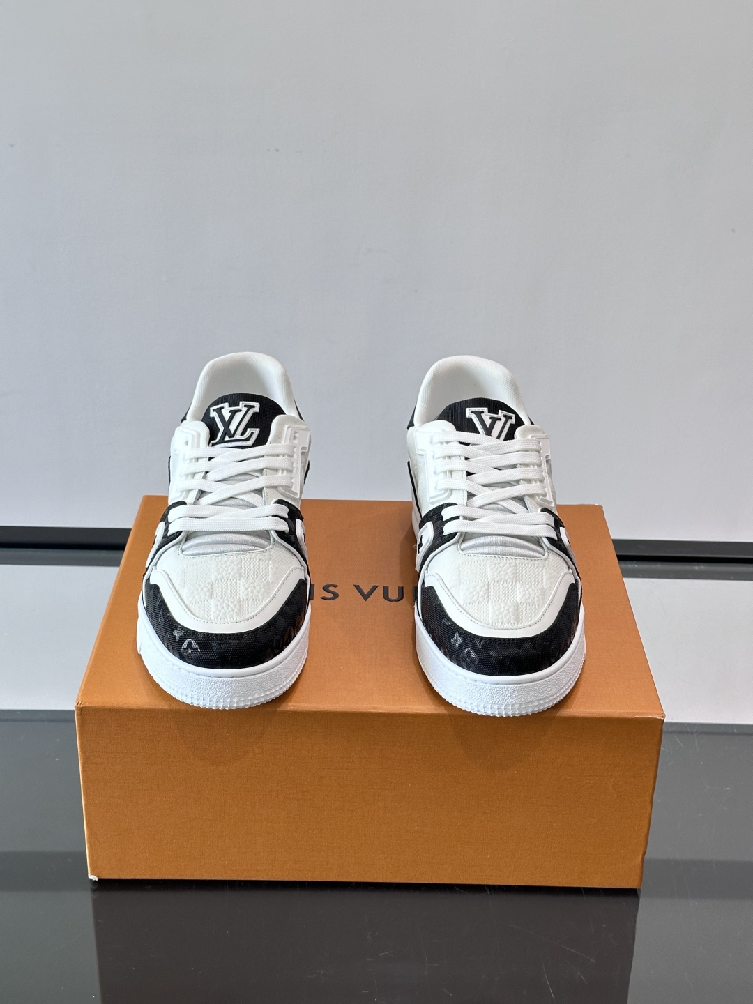 LV Trainer休闲鞋🐼颜色拼接超有辨识度!鞋面是Monogram压纹皮革+牛仔布,质感满分又耐 LV Trainer休闲鞋🐼颜色拼接超有辨识度!鞋面是Monogram压纹皮革+牛仔布,质感满分又耐