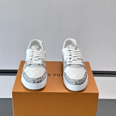 LV Trainer休闲鞋🐼颜色拼接超有辨识度!鞋面是Monogram压纹皮革+牛仔布,质感满分又耐 LV Trainer休闲鞋🐼颜色拼接超有辨识度!鞋面是Monogram压纹皮革+牛仔布,质感满分又耐
