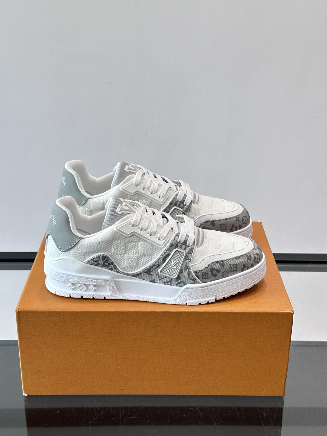 NO:853313,The color splicing of LV Trainer casual shoes is super recognizable!  The upper is made of Monogram embossed leather + denim, which has perfect texture and durability. The rubber sole has strong grip and is suitable for daily wear or light sports. Inspired by basketball shoes, it is both fashionable and functional. It is a must-have for fashionistas!  ,size39-44 (38.45 customized),,louis vuitton19860909LV Trainer休闲鞋颜色拼接超有辨识度！鞋面是Monogram压纹皮革+牛仔布,质感满分又耐穿.橡胶鞋底抓地力强,日常穿搭或轻运动都OK.灵感来自篮球鞋,时尚与功能兼备,潮人必入！ ,size39-44（38. 45定制）,,louis vuitton,Men's shoes