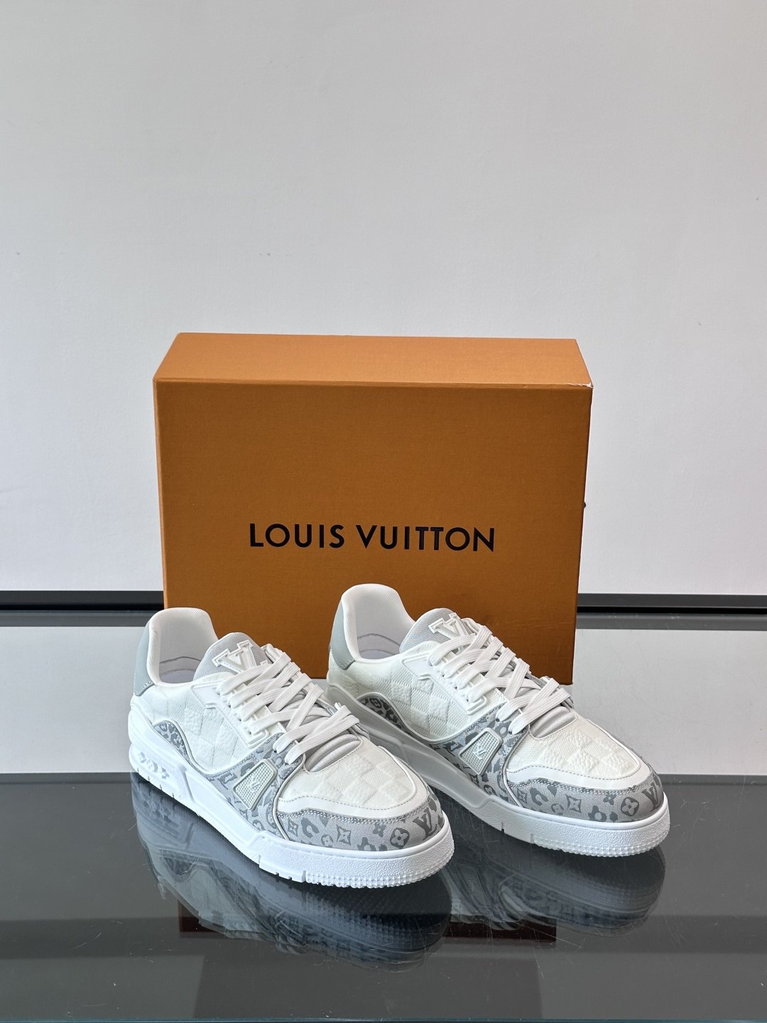 LV Trainer休闲鞋🐼颜色拼接超有辨识度!鞋面是Monogram压纹皮革+牛仔布,质感满分又耐 LV Trainer休闲鞋🐼颜色拼接超有辨识度!鞋面是Monogram压纹皮革+牛仔布,质感满分又耐