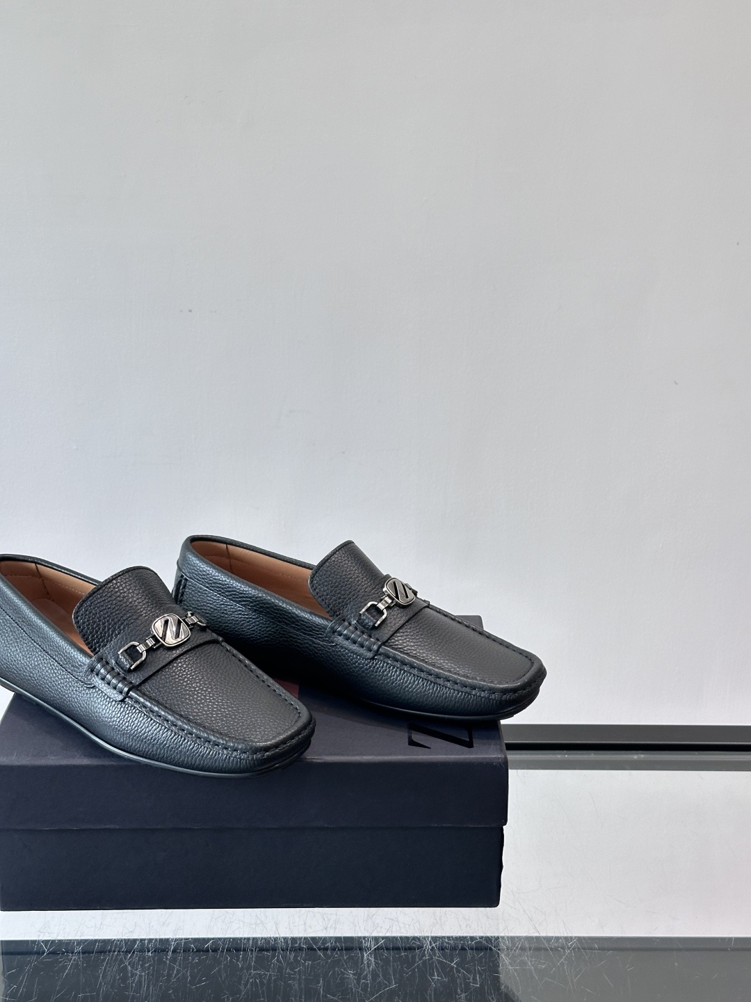 杰尼亚男士乐福鞋 采用黑色头层牛皮，鞋面柔软耐磨，金属“Z”字标超有辨识度✨。软底设计，穿着舒适，适合长