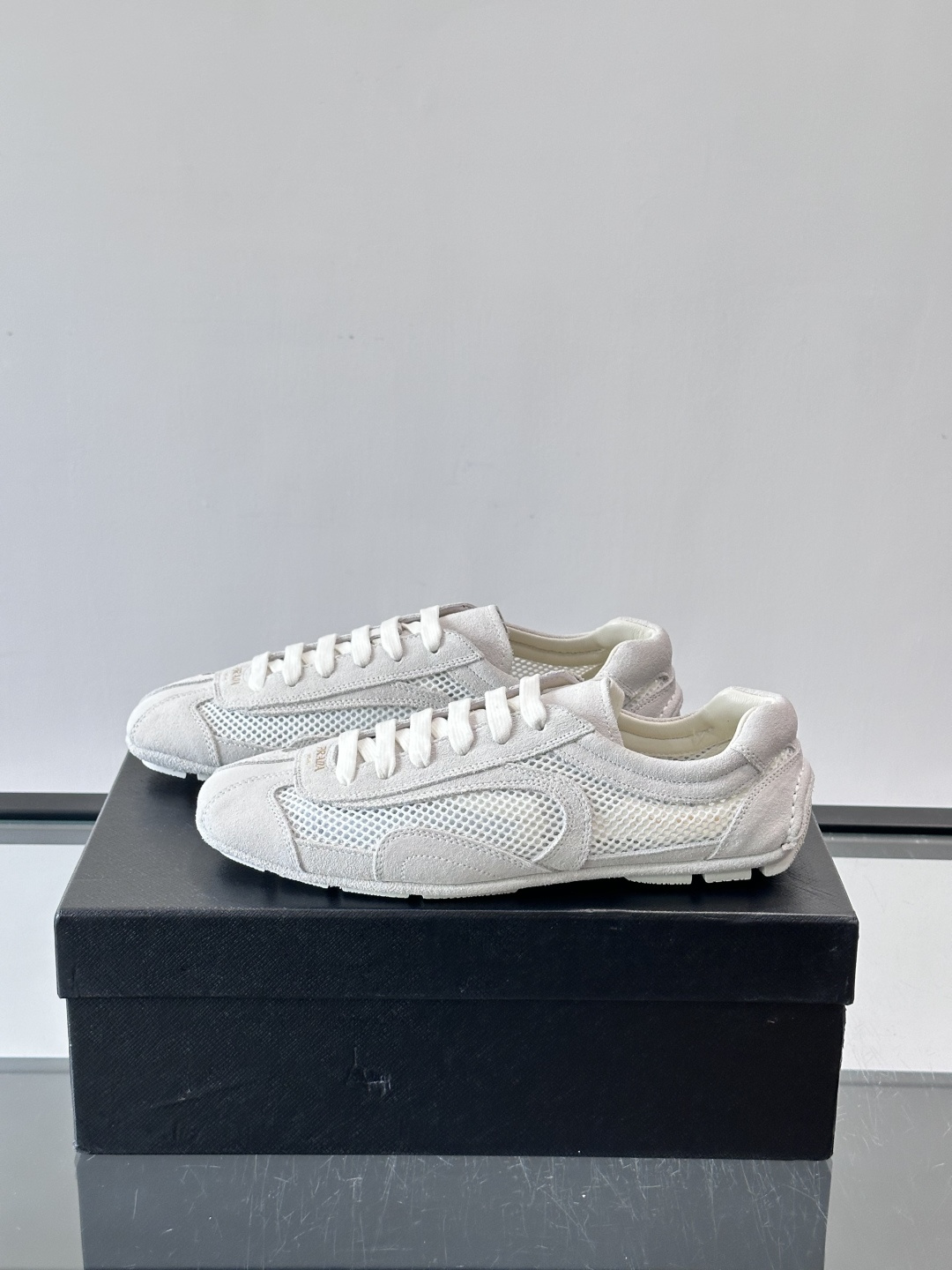 Prada男士🤍休闲运动鞋，麂皮+网布拼接，流线型设计超有赛车感！钉状外底抓地力强，轻便透气，夏天穿也很