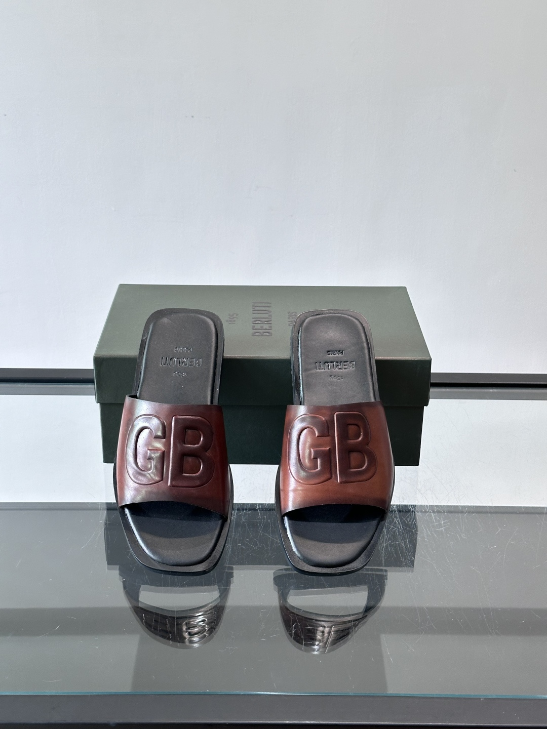 🖤BERLUTI GB系列拖鞋，皮革+“GB”字母压纹，简约又有辨识度！平底设计，夏天穿超舒服，日常休闲