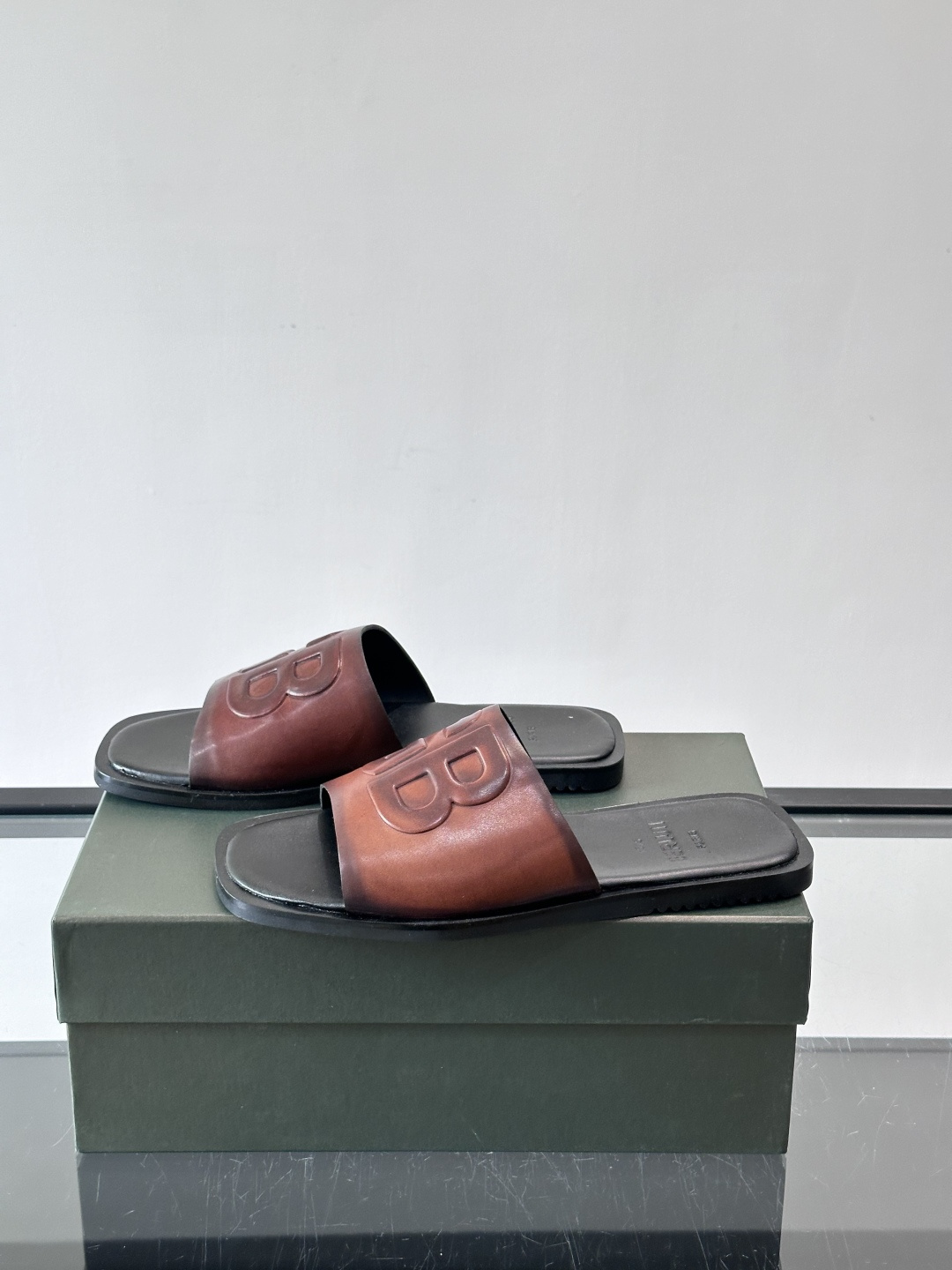 🖤BERLUTI GB系列拖鞋，皮革+“GB”字母压纹，简约又有辨识度！平底设计，夏天穿超舒服，日常休闲